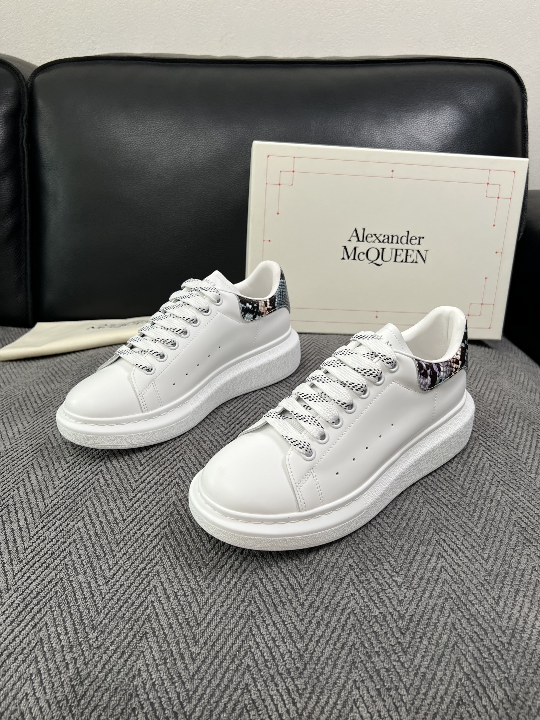 Alexander McQueen  高品质  顶级工艺品  麦昆  专柜同步 原厂配置，意大利进口原版牛皮面料，高品质