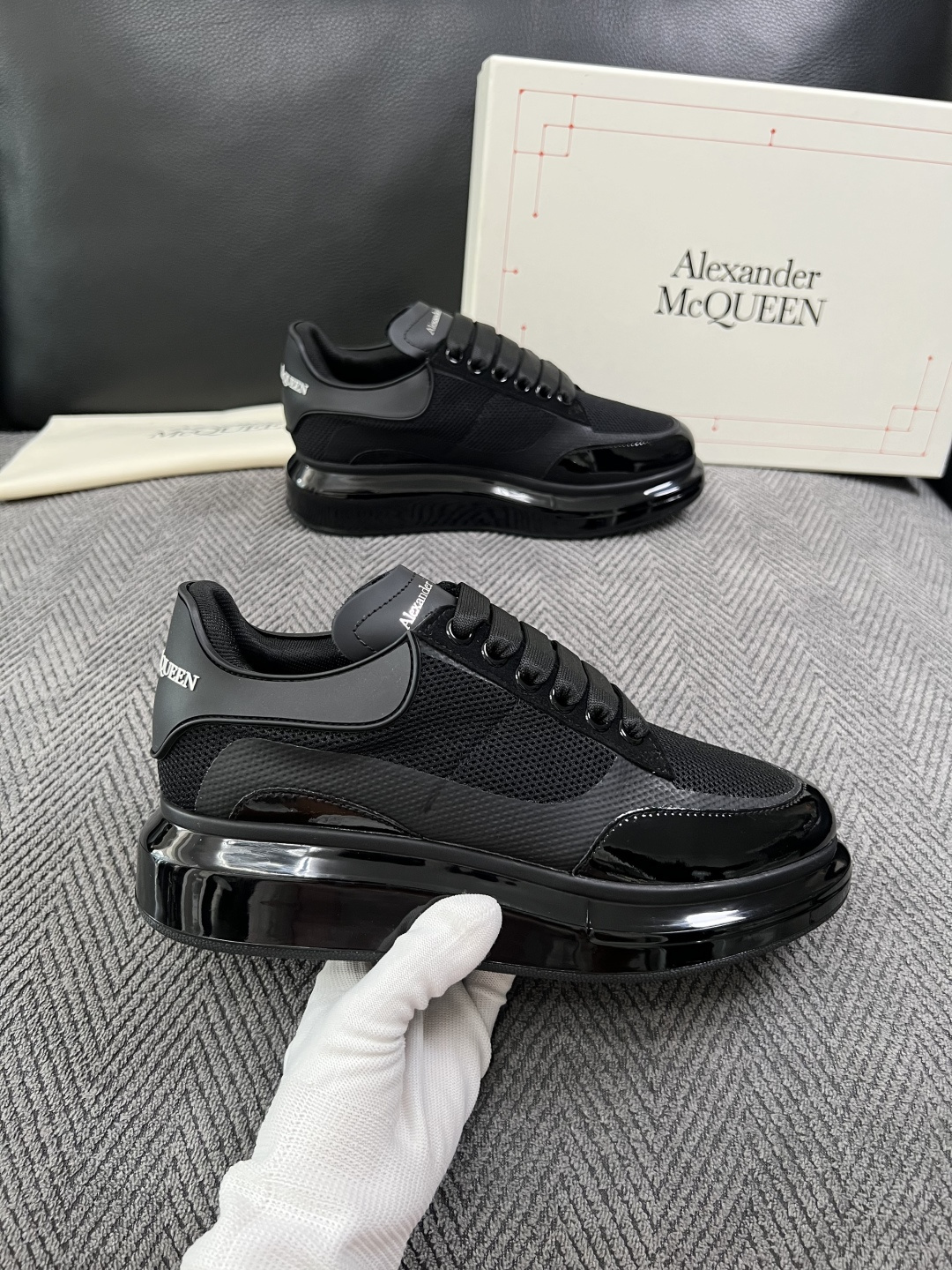 Alexander McQueen  高品质  顶级工艺品  麦昆  专柜同步 原厂配置，意大利进口原版牛皮面料，高品质