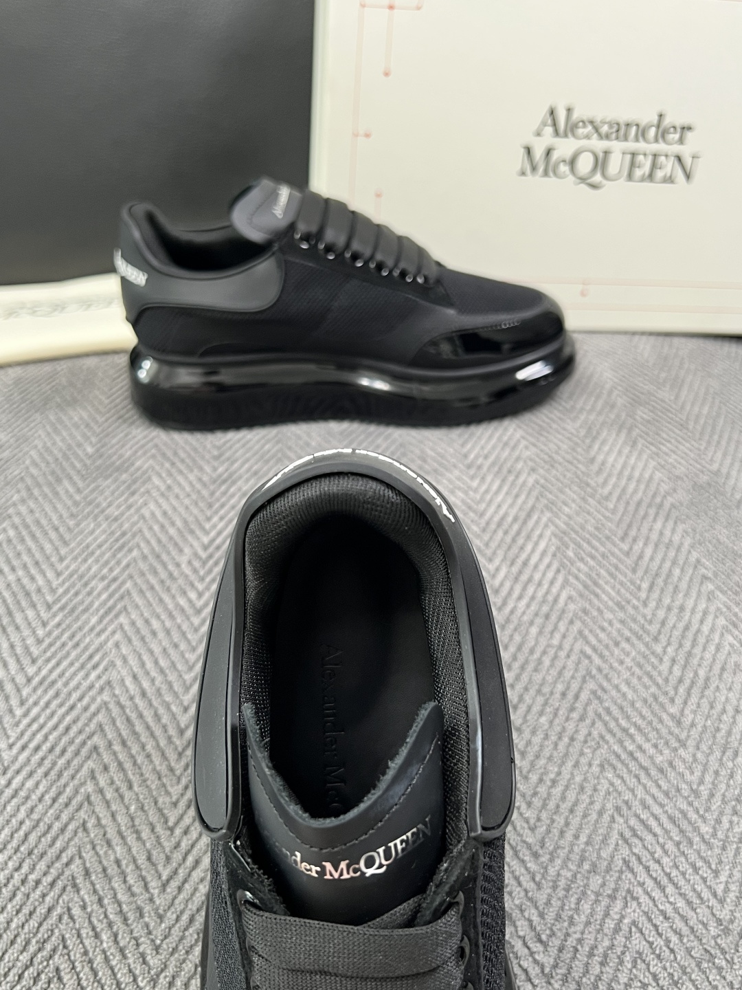 Alexander McQueen  高品质  顶级工艺品  麦昆  专柜同步 原厂配置，意大利进口原版牛皮面料，高品质