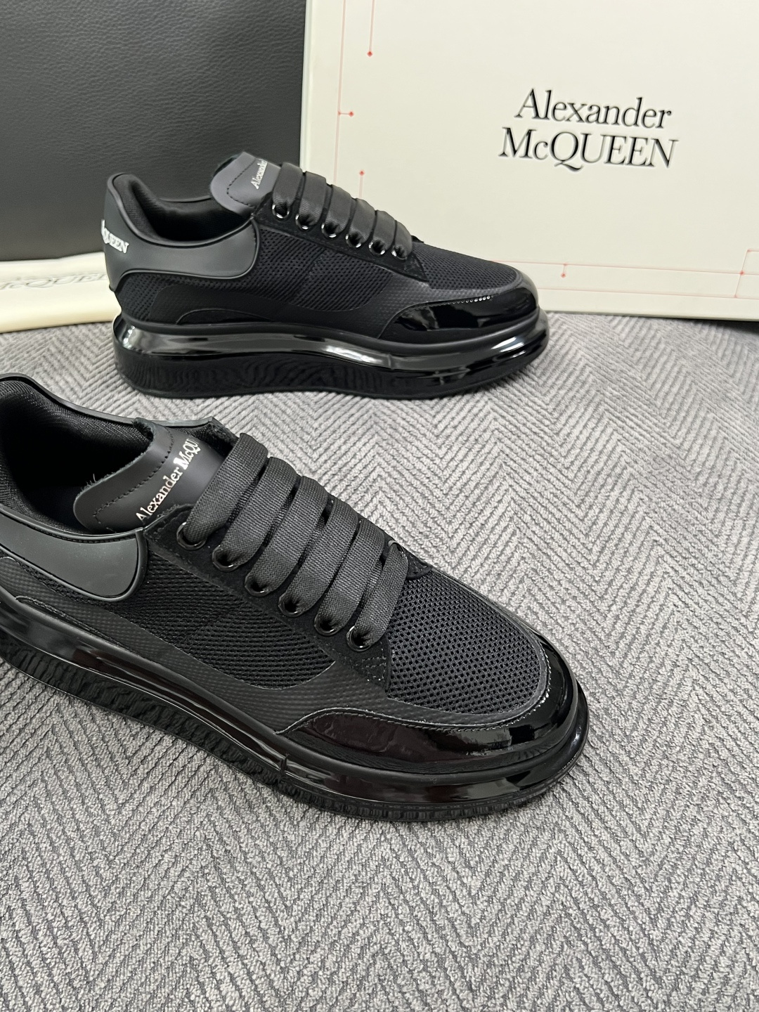 Alexander McQueen  高品质  顶级工艺品  麦昆  专柜同步 原厂配置，意大利进口原版牛皮面料，高品质