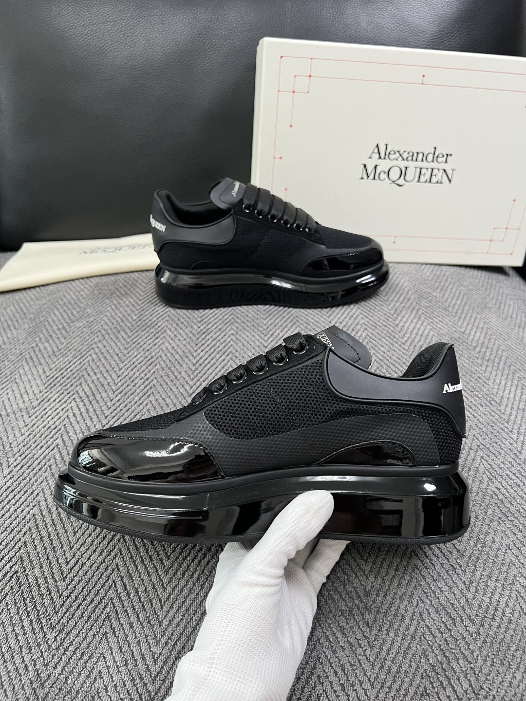 Alexander McQueen  高品质  顶级工艺品  麦昆  专柜同步 原厂配置，意大利进口原版牛皮面料，高品质