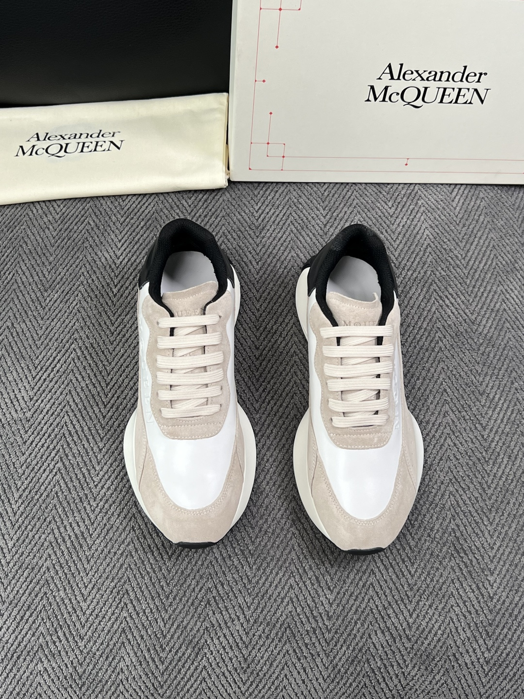 Alexander McQueen  高品质  顶级工艺品  麦昆  专柜同步 原厂配置，意大利进口原版牛皮面料，高品质