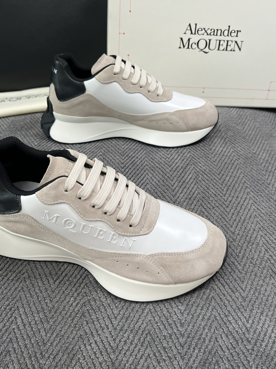 Alexander McQueen  高品质  顶级工艺品  麦昆  专柜同步 原厂配置，意大利进口原版牛皮面料，高品质
