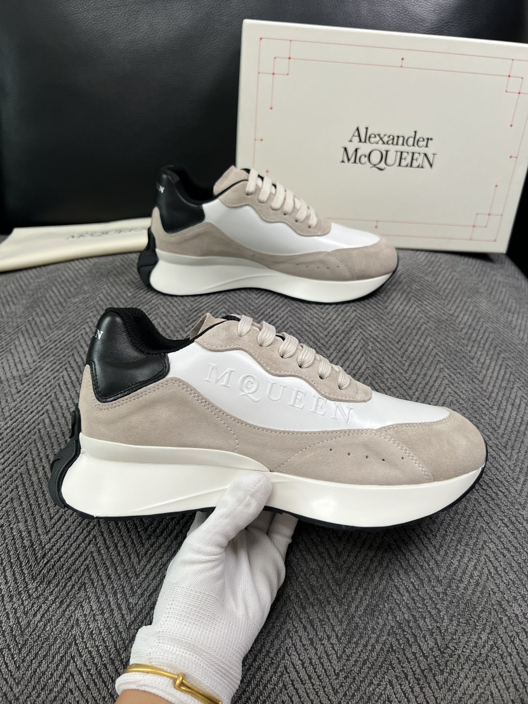 Alexander McQueen  高品质  顶级工艺品  麦昆  专柜同步 原厂配置，意大利进口原版牛皮面料，高品质
