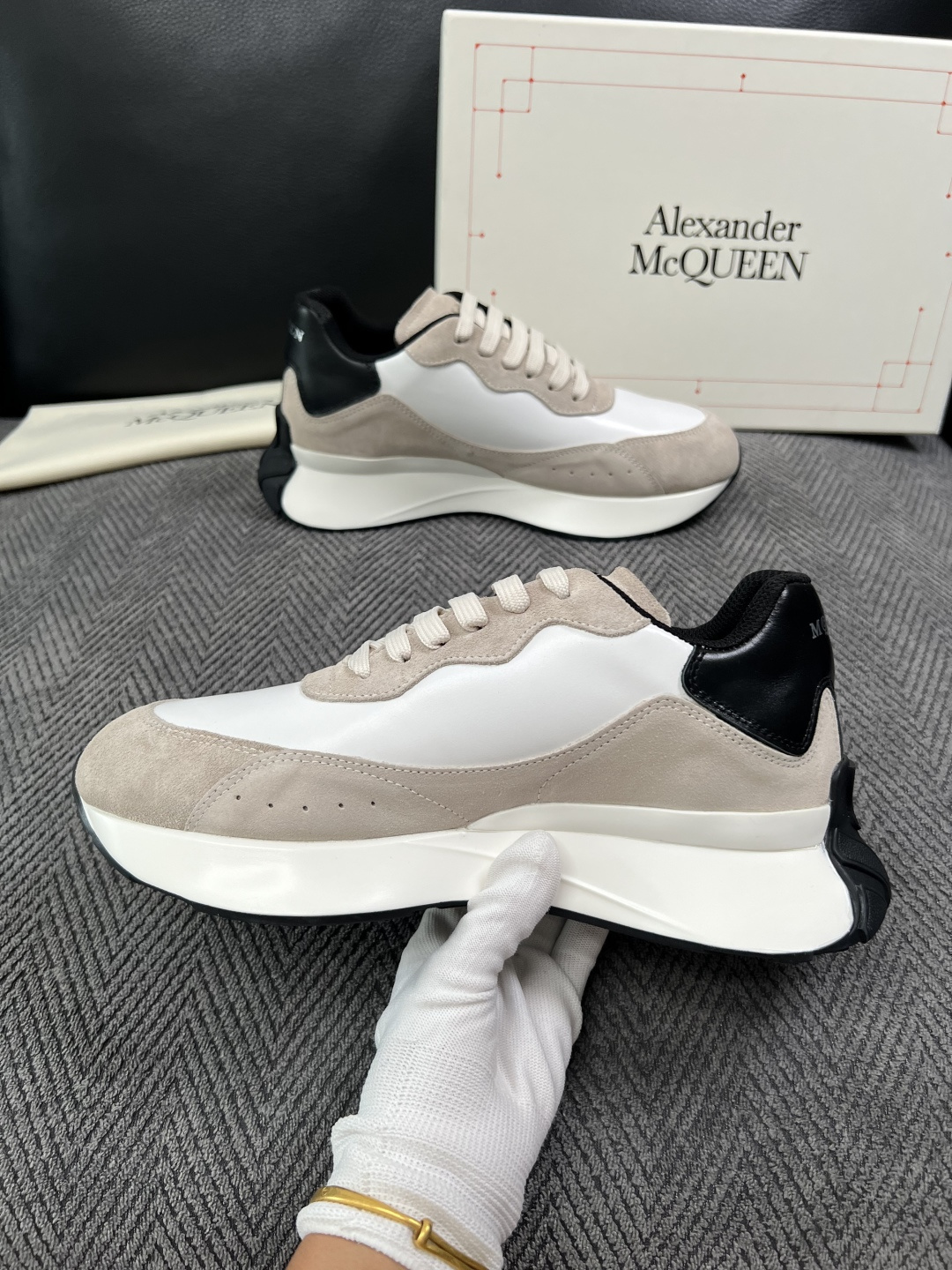 Alexander McQueen  高品质  顶级工艺品  麦昆  专柜同步 原厂配置，意大利进口原版牛皮面料，高品质