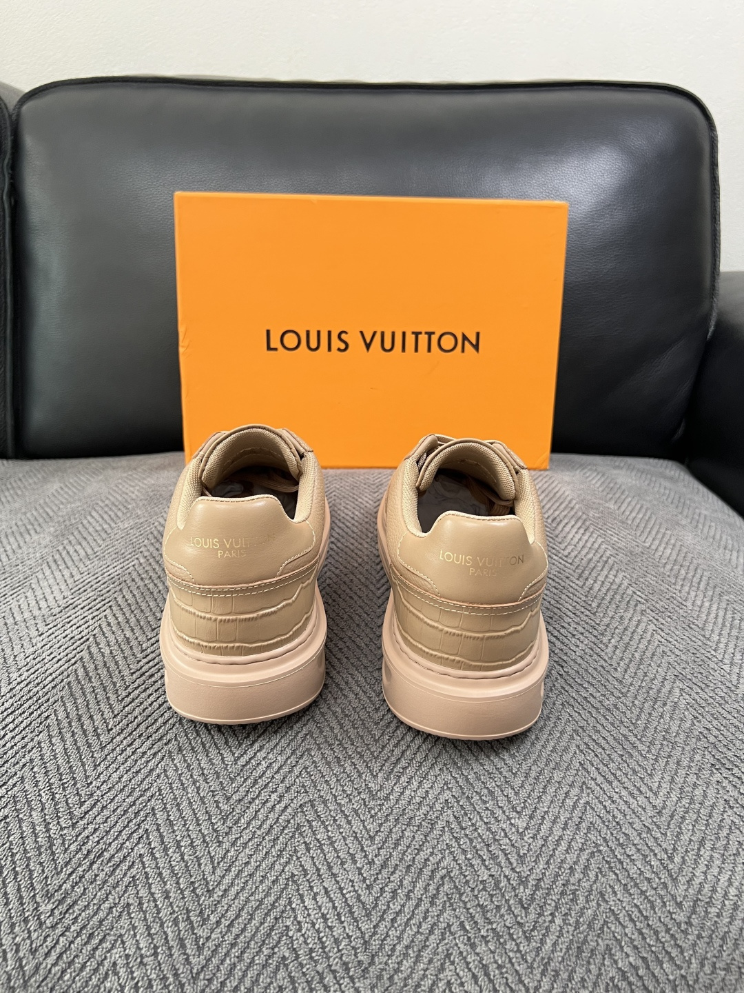 Lv  高品质  顶级工艺品  路易威登，运动板鞋专柜同步，鞋面意大利进口，高品质拼接缤纷色彩复杂工艺品，进口牛皮里垫柔