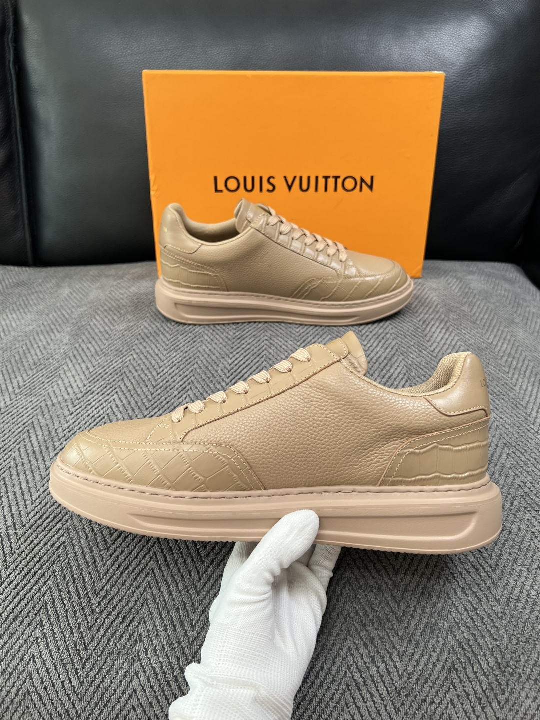 Lv  高品质  顶级工艺品  路易威登，运动板鞋专柜同步，鞋面意大利进口，高品质拼接缤纷色彩复杂工艺品，进口牛皮里垫柔