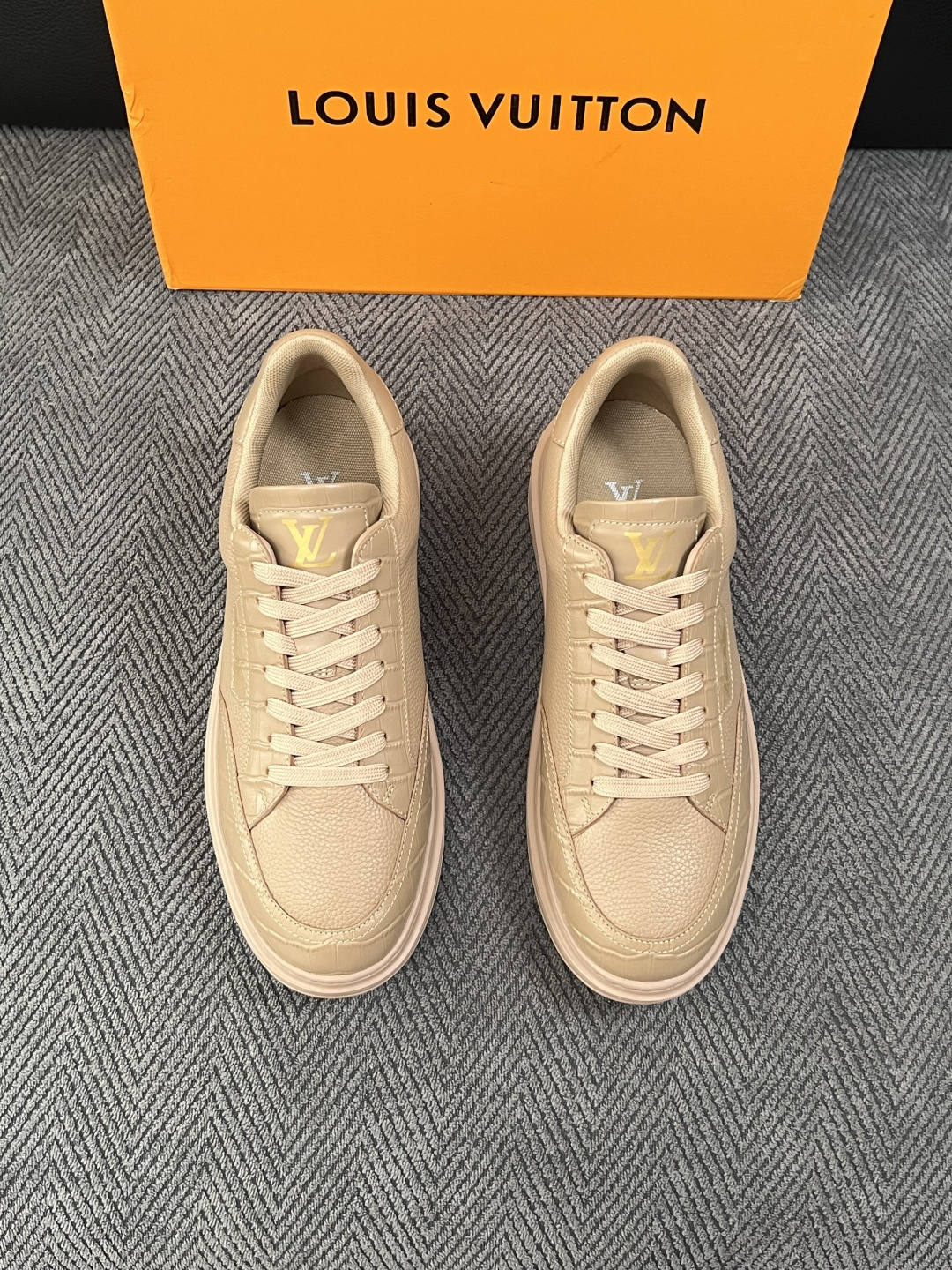 Lv  高品质  顶级工艺品  路易威登，运动板鞋专柜同步，鞋面意大利进口，高品质拼接缤纷色彩复杂工艺品，进口牛皮里垫柔