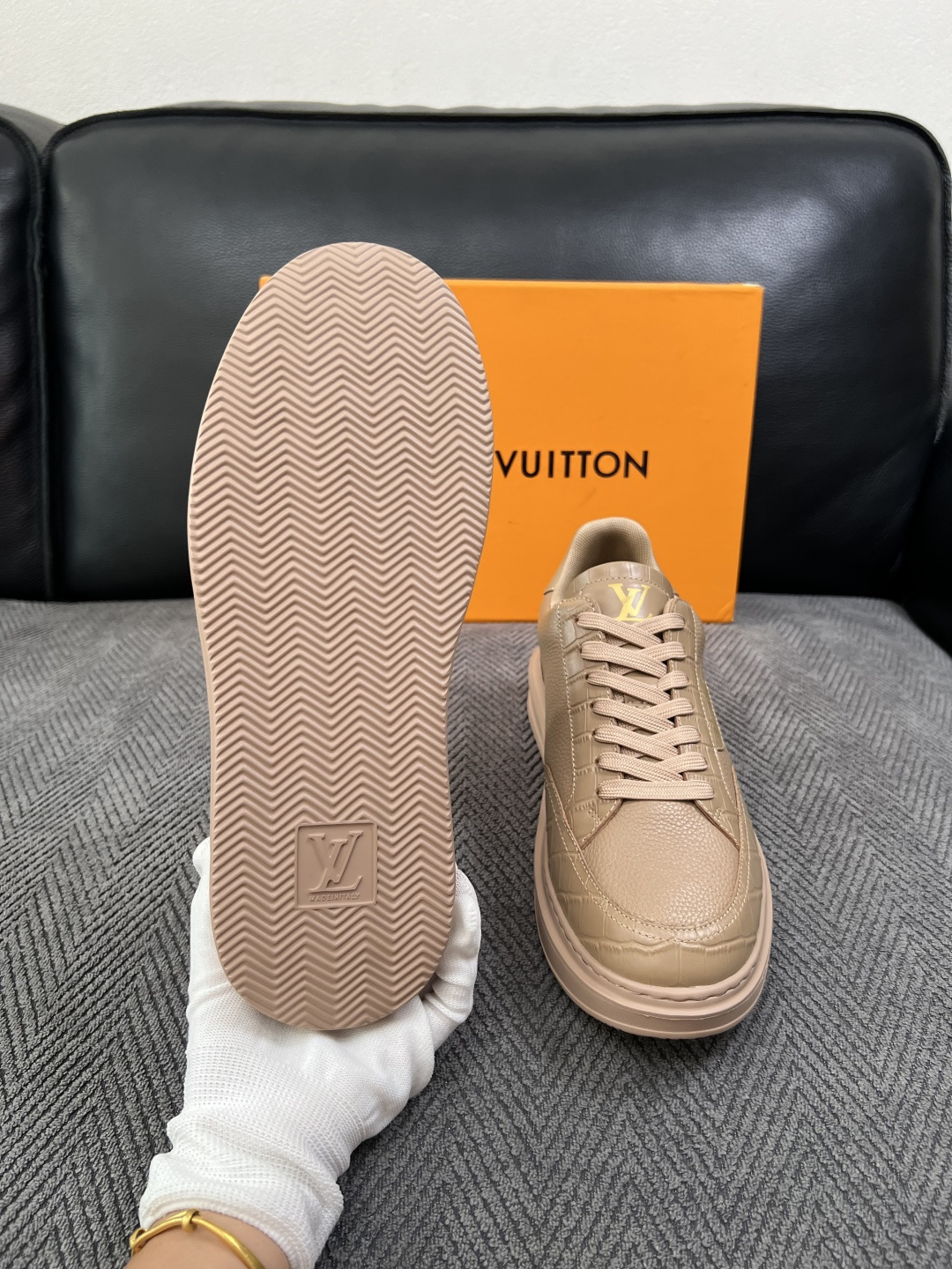 Lv  高品质  顶级工艺品  路易威登，运动板鞋专柜同步，鞋面意大利进口，高品质拼接缤纷色彩复杂工艺品，进口牛皮里垫柔
