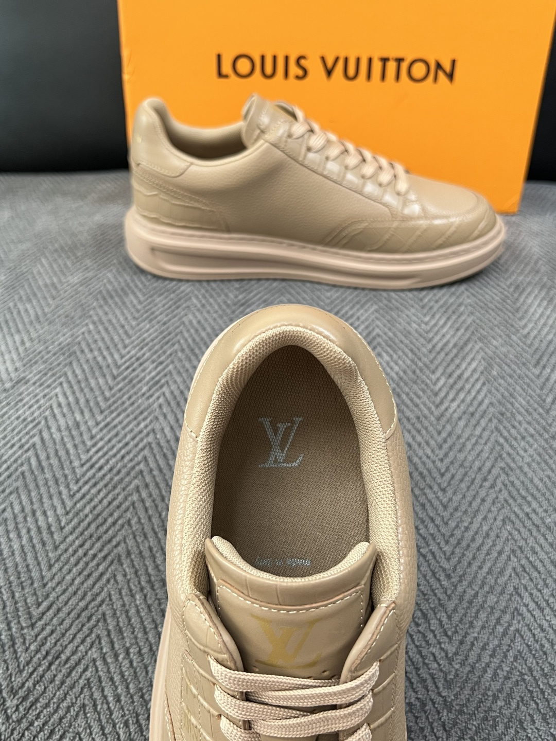 Lv  高品质  顶级工艺品  路易威登，运动板鞋专柜同步，鞋面意大利进口，高品质拼接缤纷色彩复杂工艺品，进口牛皮里垫柔
