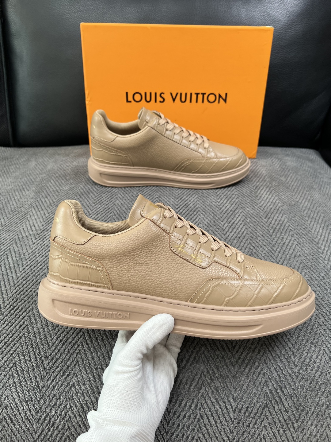 Lv  高品质  顶级工艺品  路易威登，运动板鞋专柜同步，鞋面意大利进口，高品质拼接缤纷色彩复杂工艺品，进口牛皮里垫柔