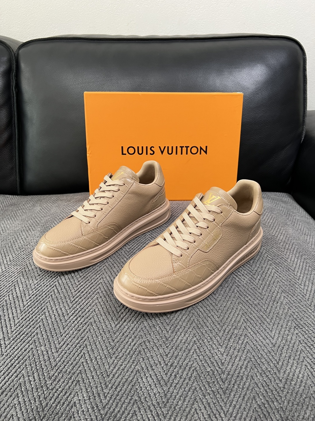 Lv  高品质  顶级工艺品  路易威登，运动板鞋专柜同步，鞋面意大利进口，高品质拼接缤纷色彩复杂工艺品，进口牛皮里垫柔