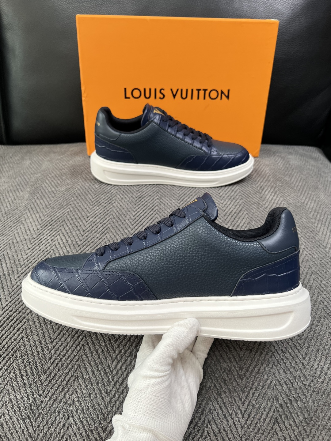 Lv  高品质  顶级工艺品  路易威登，运动板鞋专柜同步，鞋面意大利进口，高品质拼接缤纷色彩复杂工艺品，进口牛皮里垫柔
