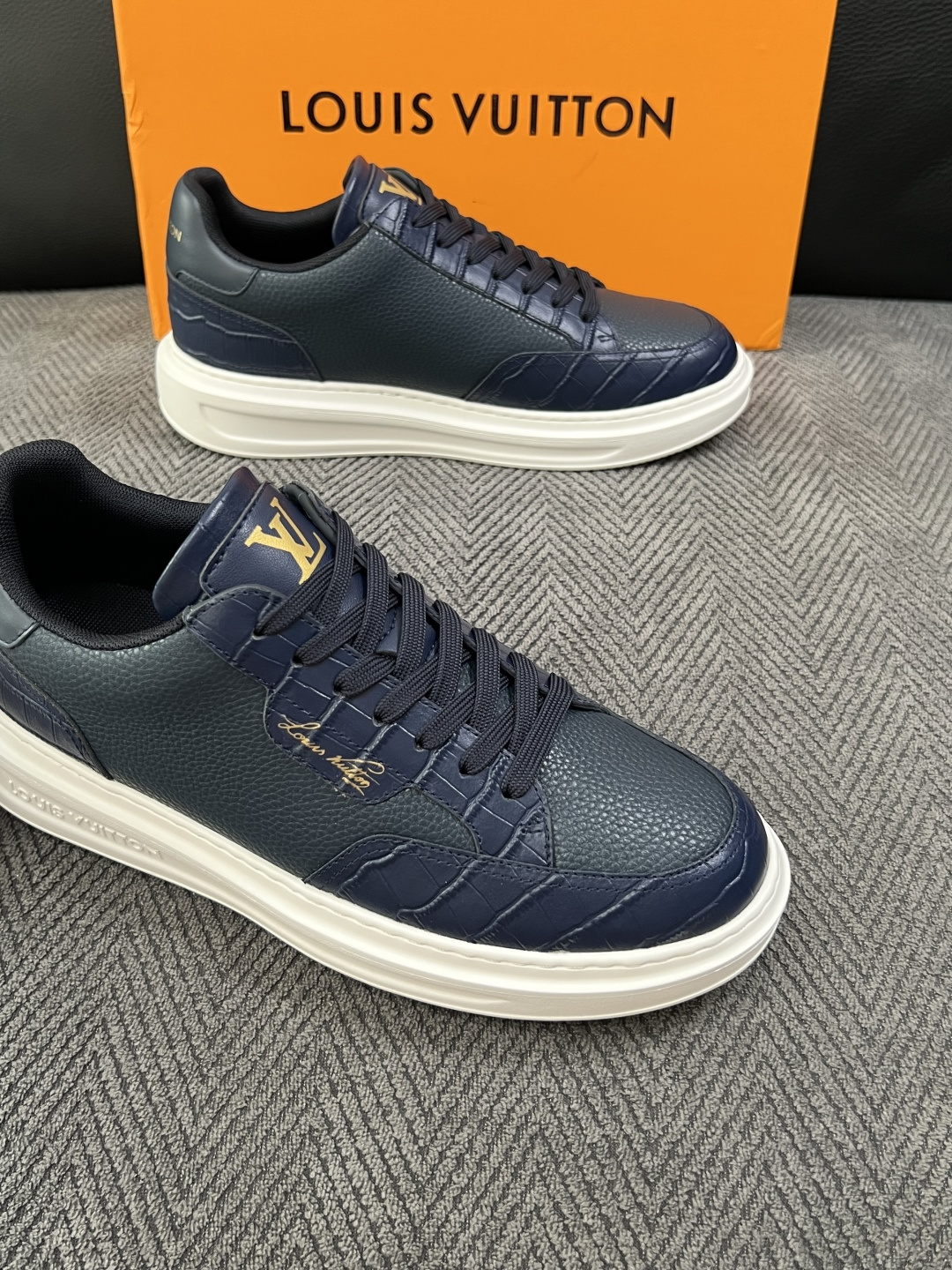 Lv  高品质  顶级工艺品  路易威登，运动板鞋专柜同步，鞋面意大利进口，高品质拼接缤纷色彩复杂工艺品，进口牛皮里垫柔