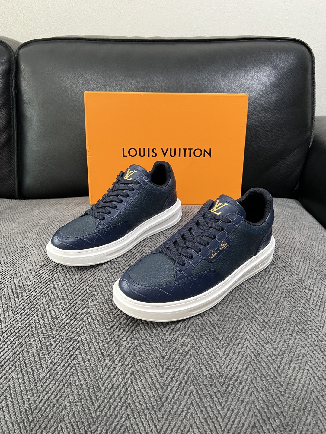 Lv  高品质  顶级工艺品  路易威登，运动板鞋专柜同步，鞋面意大利进口，高品质拼接缤纷色彩复杂工艺品，进口牛皮里垫柔