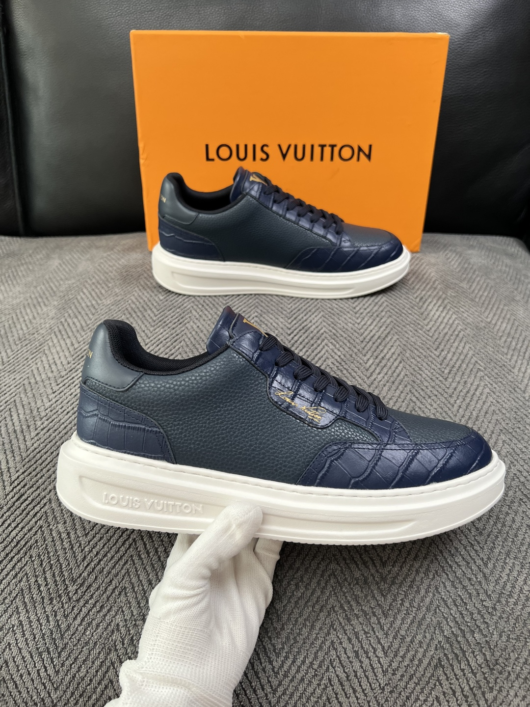 Lv  高品质  顶级工艺品  路易威登，运动板鞋专柜同步，鞋面意大利进口，高品质拼接缤纷色彩复杂工艺品，进口牛皮里垫柔