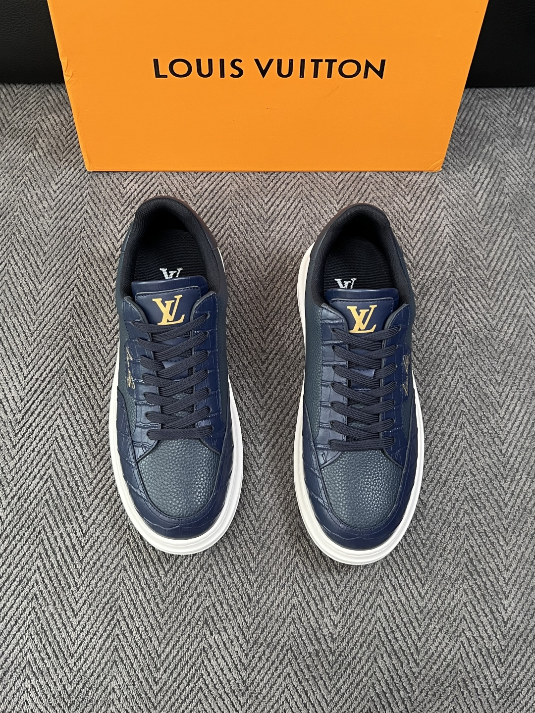 Lv  高品质  顶级工艺品  路易威登，运动板鞋专柜同步，鞋面意大利进口，高品质拼接缤纷色彩复杂工艺品，进口牛皮里垫柔
