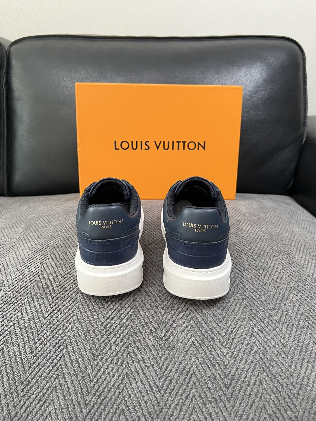 Lv  高品质  顶级工艺品  路易威登，运动板鞋专柜同步，鞋面意大利进口，高品质拼接缤纷色彩复杂工艺品，进口牛皮里垫柔