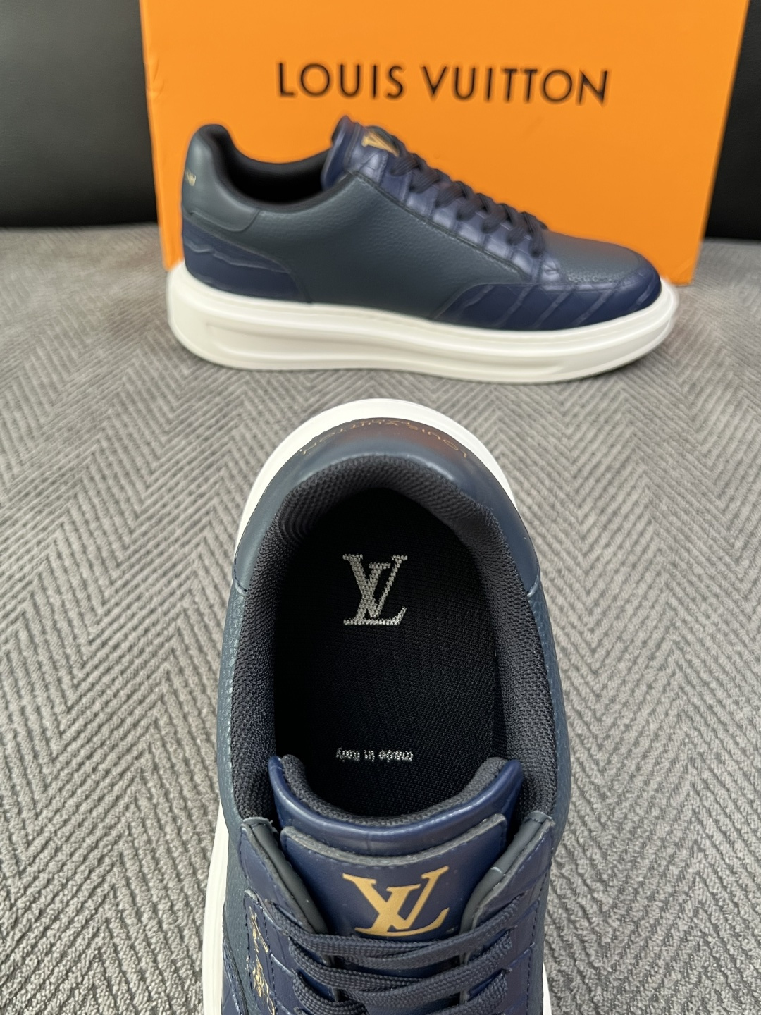 Lv  高品质  顶级工艺品  路易威登，运动板鞋专柜同步，鞋面意大利进口，高品质拼接缤纷色彩复杂工艺品，进口牛皮里垫柔
