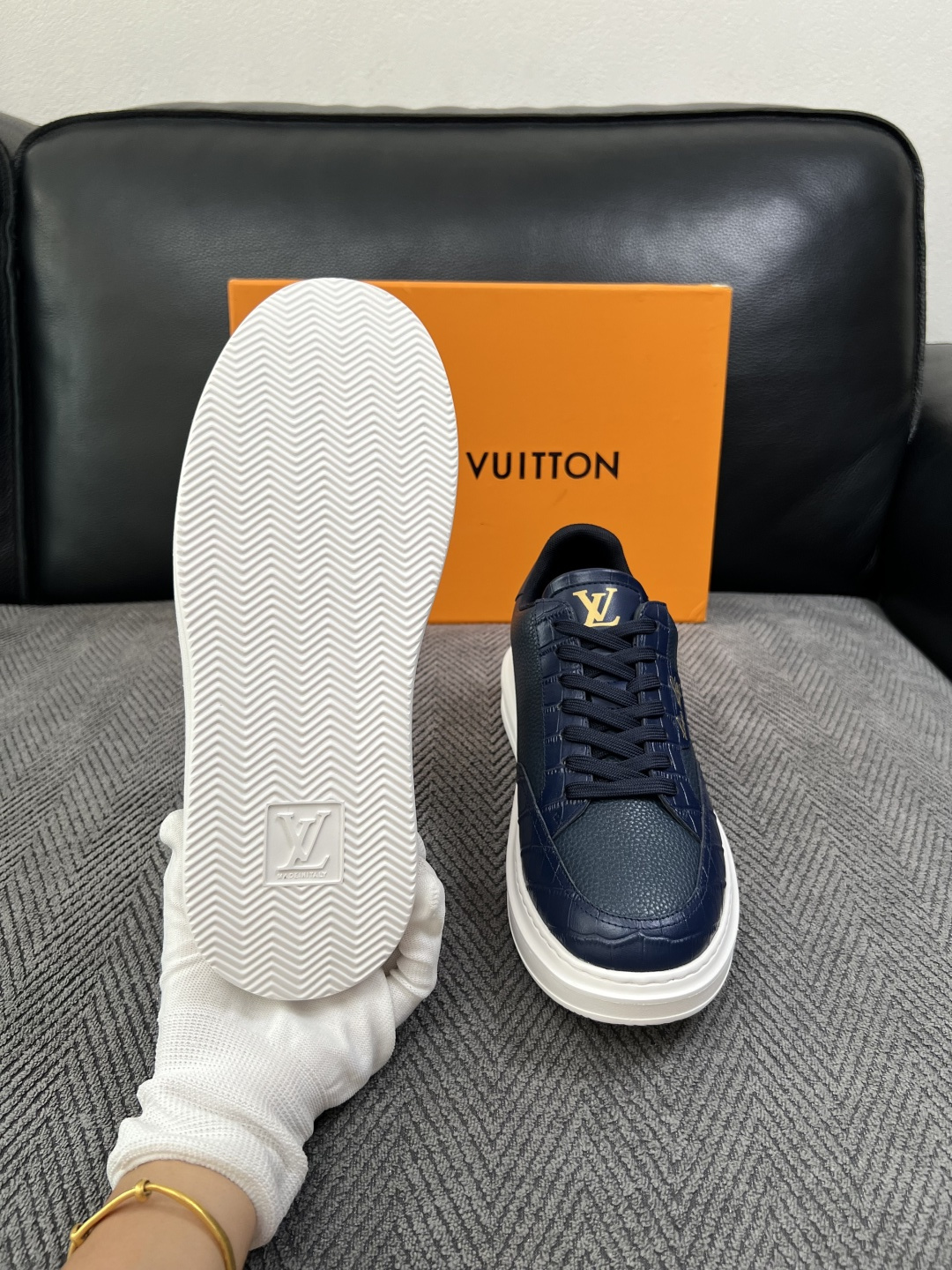 Lv  高品质  顶级工艺品  路易威登，运动板鞋专柜同步，鞋面意大利进口，高品质拼接缤纷色彩复杂工艺品，进口牛皮里垫柔