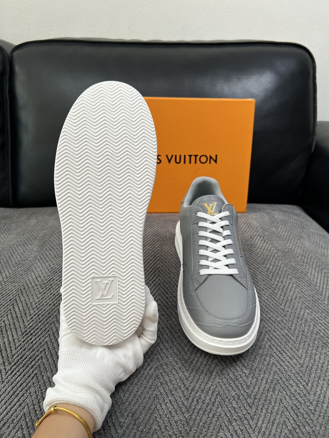 Lv  高品质  顶级工艺品  路易威登，运动板鞋专柜同步，鞋面意大利进口，高品质拼接缤纷色彩复杂工艺品，进口牛皮里垫柔
