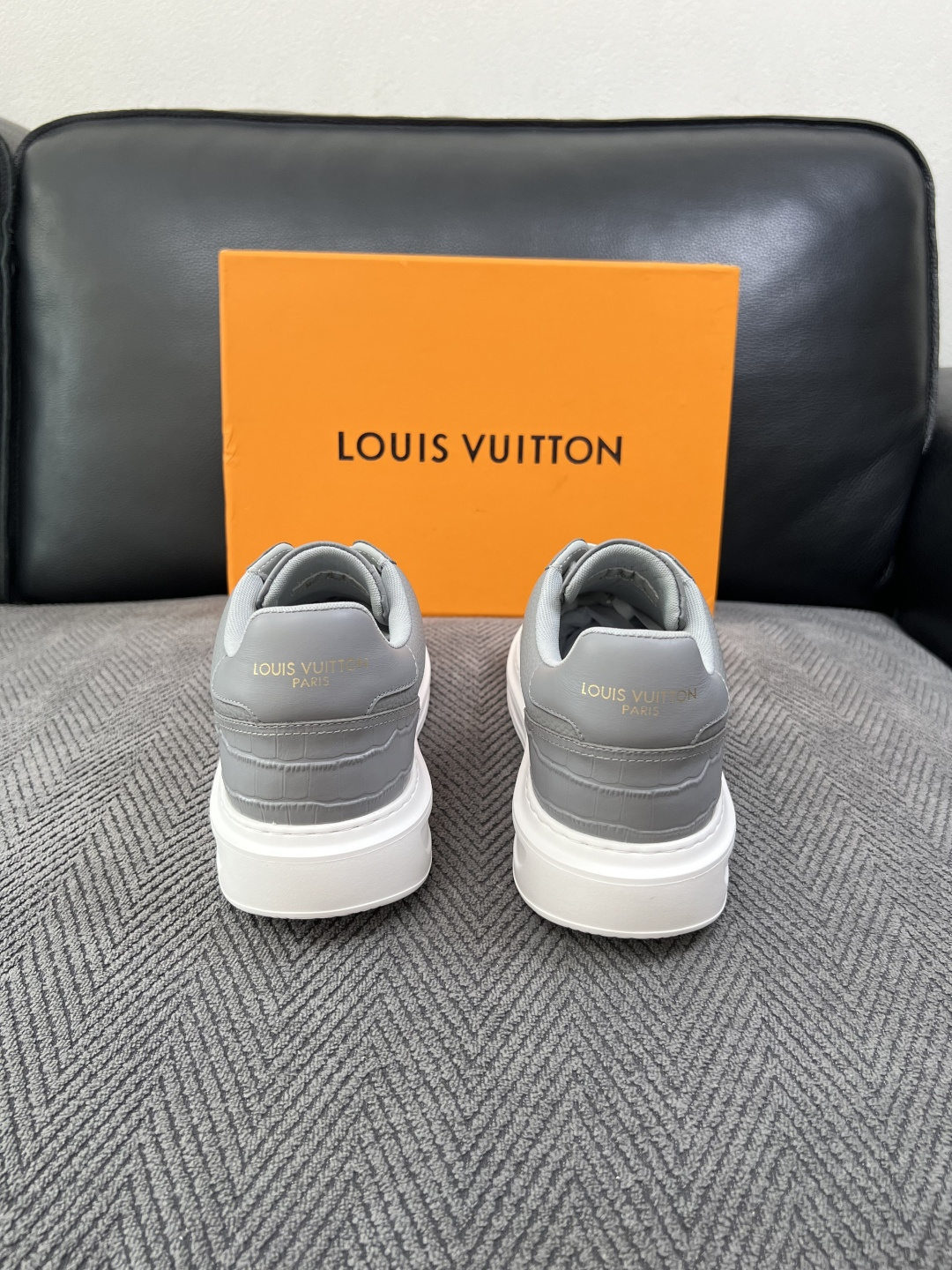 Lv  高品质  顶级工艺品  路易威登，运动板鞋专柜同步，鞋面意大利进口，高品质拼接缤纷色彩复杂工艺品，进口牛皮里垫柔
