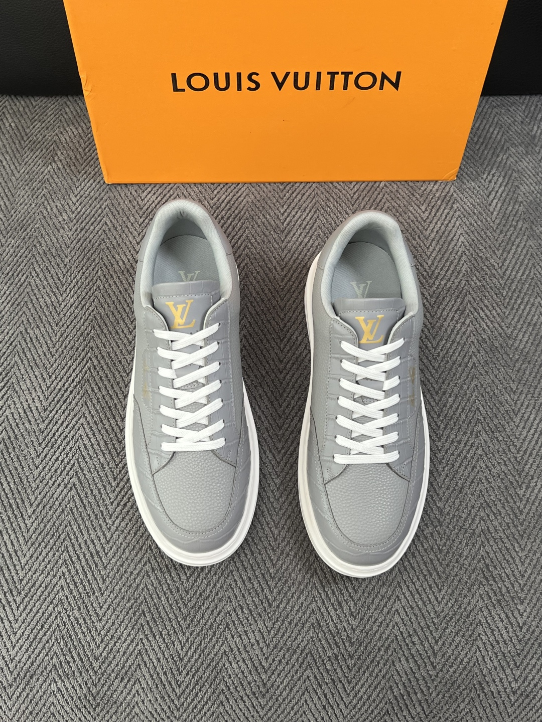 Lv  高品质  顶级工艺品  路易威登，运动板鞋专柜同步，鞋面意大利进口，高品质拼接缤纷色彩复杂工艺品，进口牛皮里垫柔