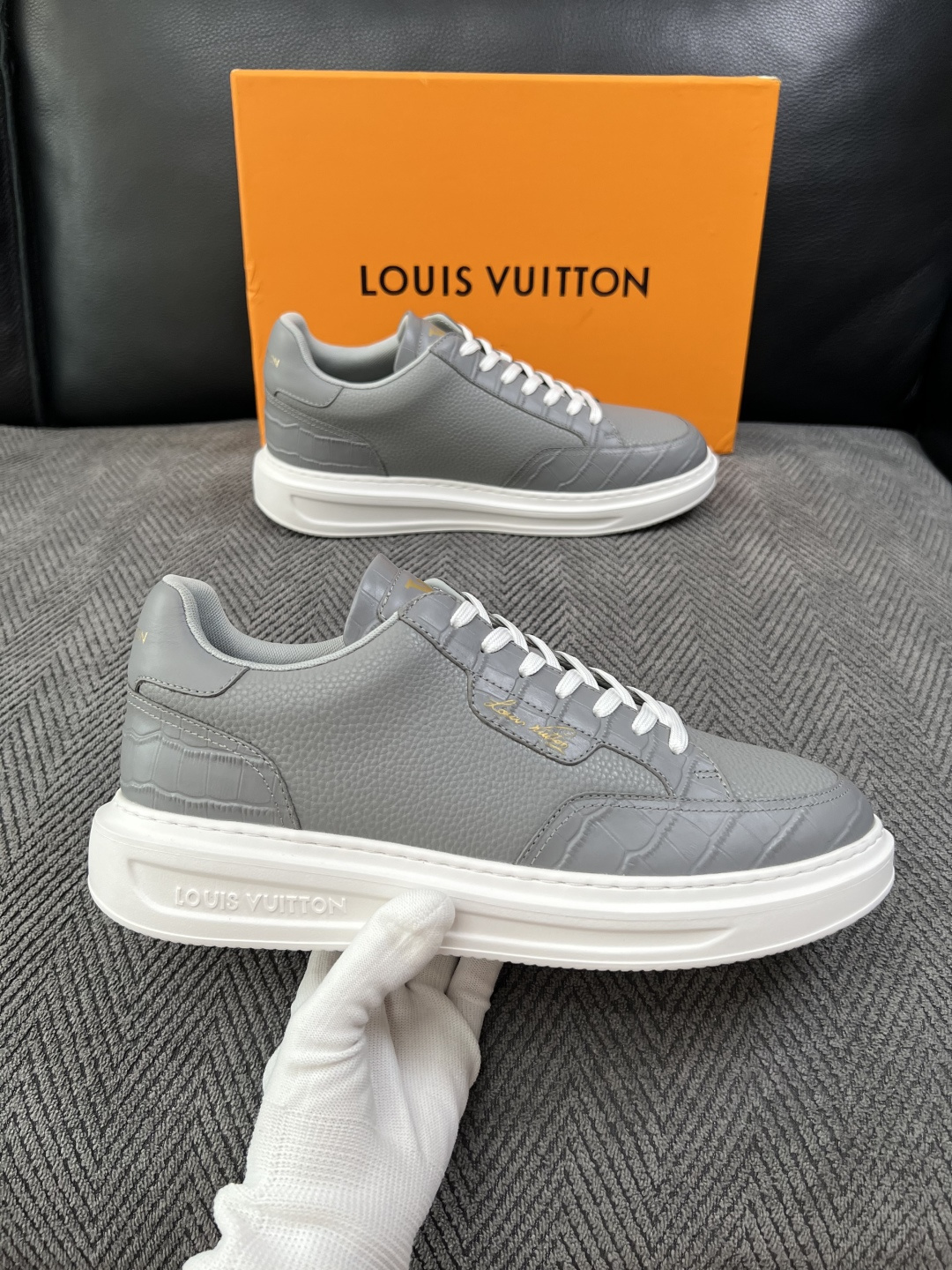 Lv  高品质  顶级工艺品  路易威登，运动板鞋专柜同步，鞋面意大利进口，高品质拼接缤纷色彩复杂工艺品，进口牛皮里垫柔