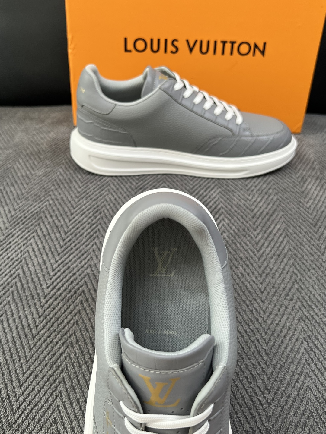 Lv  高品质  顶级工艺品  路易威登，运动板鞋专柜同步，鞋面意大利进口，高品质拼接缤纷色彩复杂工艺品，进口牛皮里垫柔
