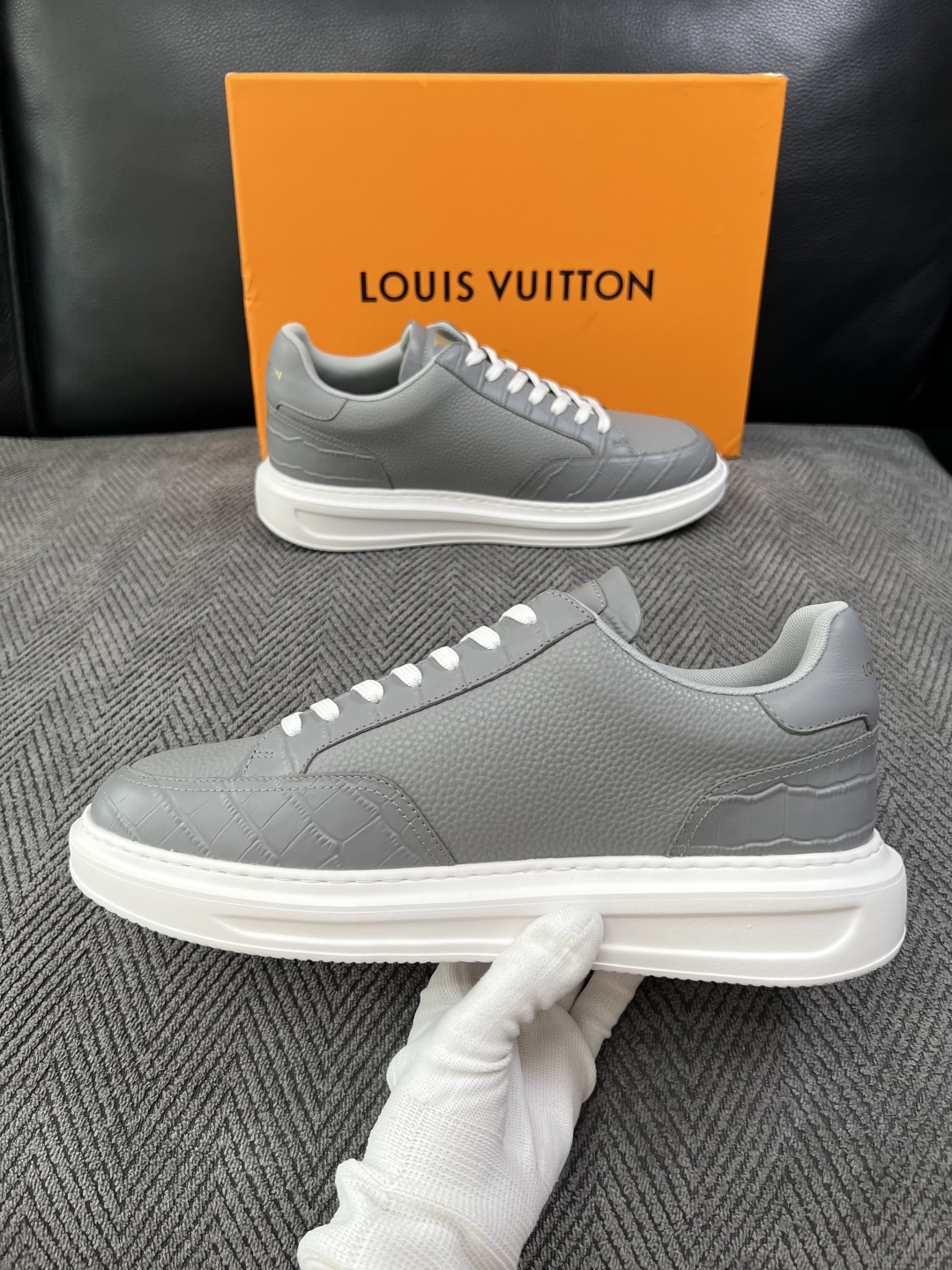Lv  高品质  顶级工艺品  路易威登，运动板鞋专柜同步，鞋面意大利进口，高品质拼接缤纷色彩复杂工艺品，进口牛皮里垫柔