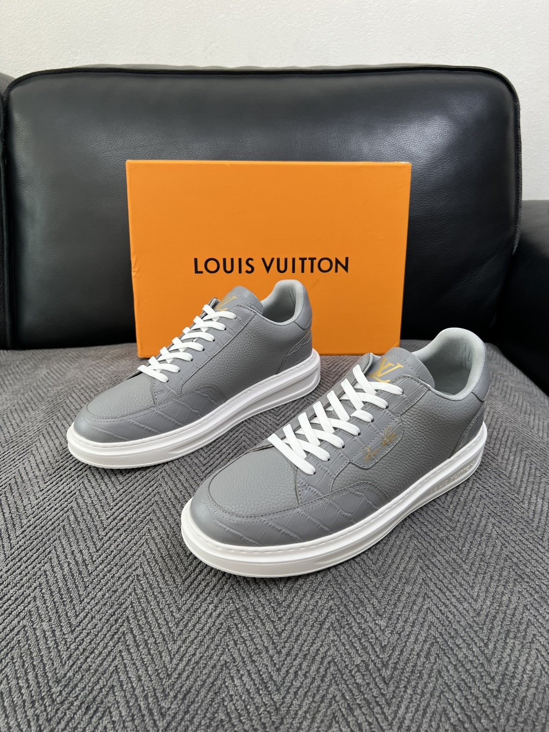 Lv  高品质  顶级工艺品  路易威登，运动板鞋专柜同步，鞋面意大利进口，高品质拼接缤纷色彩复杂工艺品，进口牛皮里垫柔