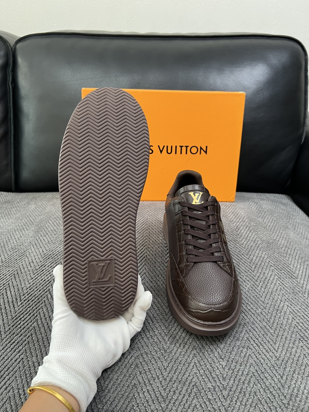 Lv  高品质  顶级工艺品  路易威登，运动板鞋专柜同步，鞋面意大利进口，高品质拼接缤纷色彩复杂工艺品，进口牛皮里垫柔