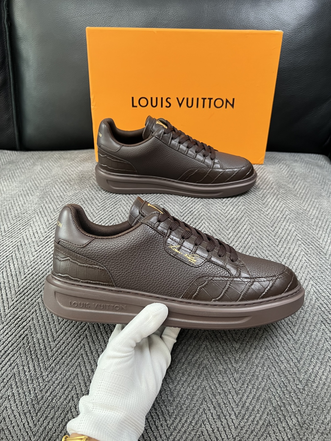 Lv  高品质  顶级工艺品  路易威登，运动板鞋专柜同步，鞋面意大利进口，高品质拼接缤纷色彩复杂工艺品，进口牛皮里垫柔