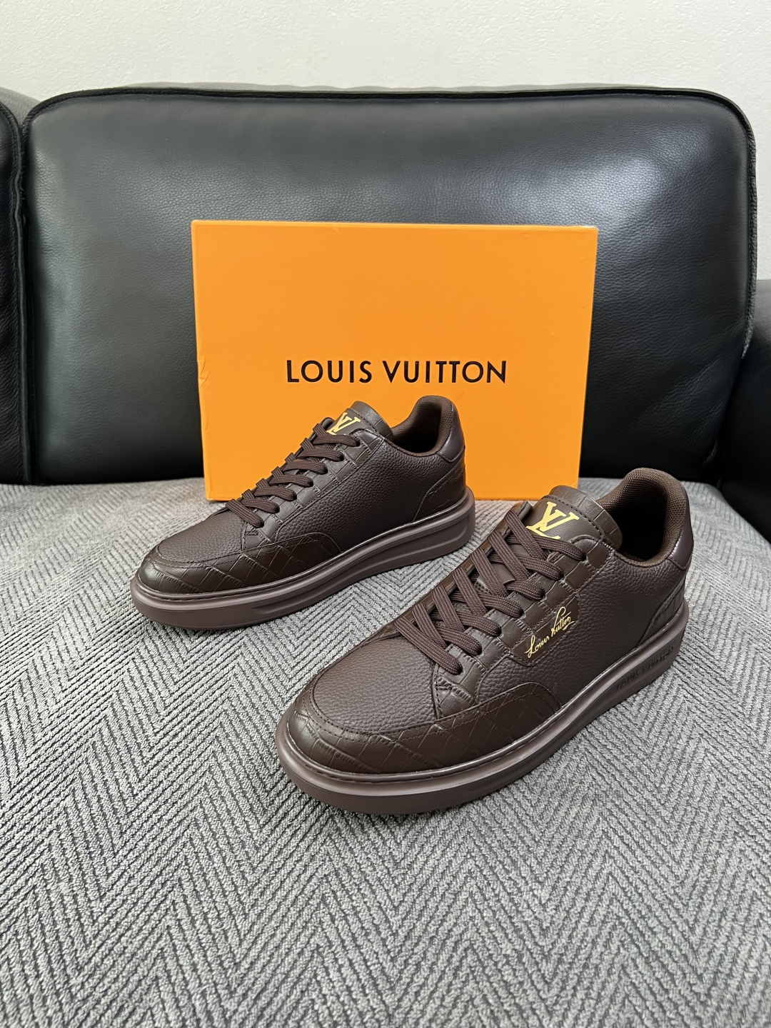 Lv  高品质  顶级工艺品  路易威登，运动板鞋专柜同步，鞋面意大利进口，高品质拼接缤纷色彩复杂工艺品，进口牛皮里垫柔