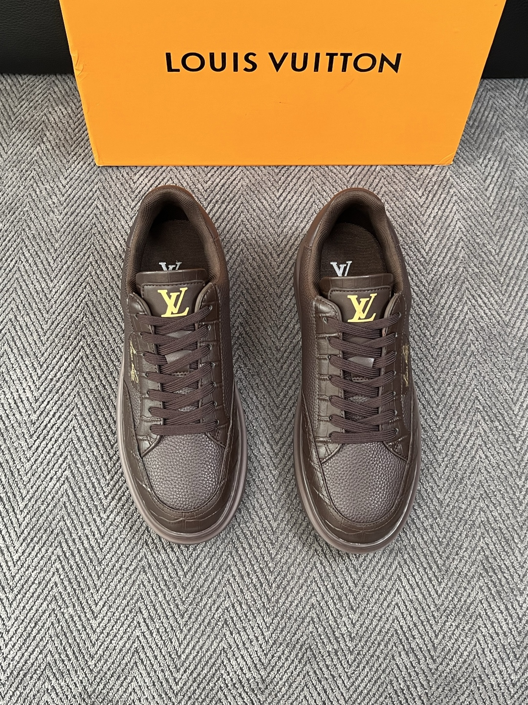 Lv  高品质  顶级工艺品  路易威登，运动板鞋专柜同步，鞋面意大利进口，高品质拼接缤纷色彩复杂工艺品，进口牛皮里垫柔