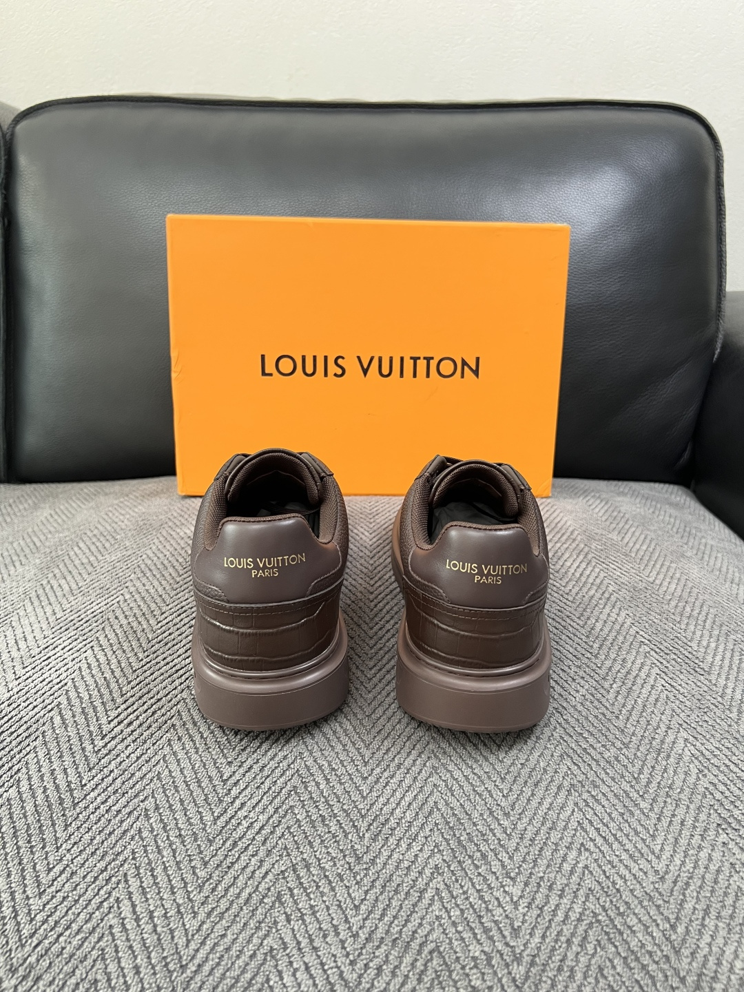 Lv  高品质  顶级工艺品  路易威登，运动板鞋专柜同步，鞋面意大利进口，高品质拼接缤纷色彩复杂工艺品，进口牛皮里垫柔