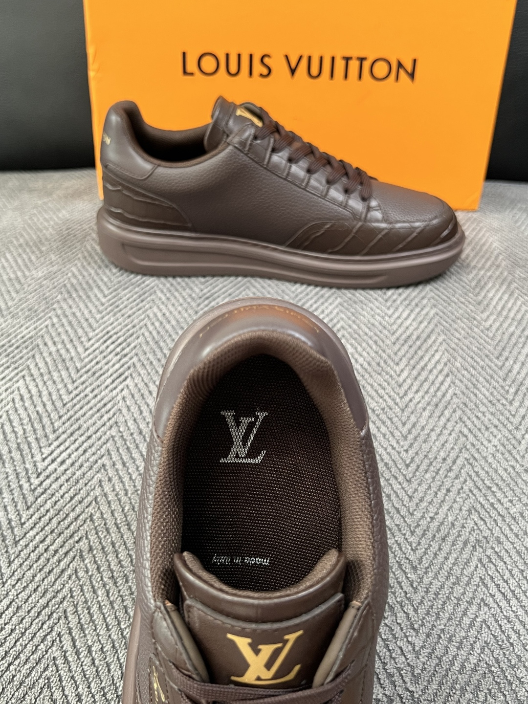 Lv  高品质  顶级工艺品  路易威登，运动板鞋专柜同步，鞋面意大利进口，高品质拼接缤纷色彩复杂工艺品，进口牛皮里垫柔