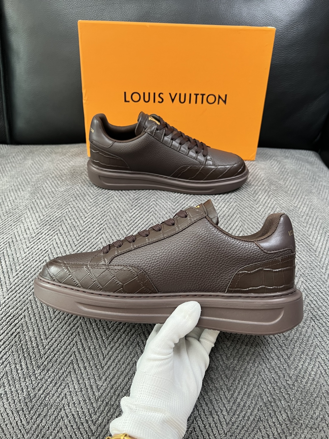 Lv  高品质  顶级工艺品  路易威登，运动板鞋专柜同步，鞋面意大利进口，高品质拼接缤纷色彩复杂工艺品，进口牛皮里垫柔
