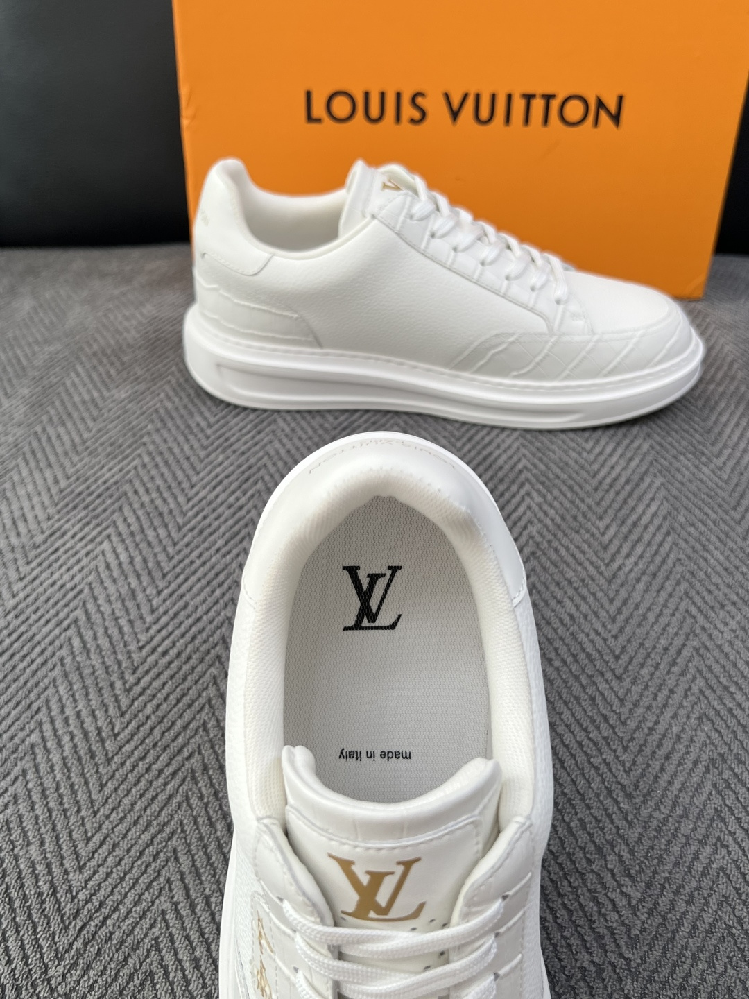 Lv  高品质  顶级工艺品  路易威登，运动板鞋专柜同步，鞋面意大利进口，高品质拼接缤纷色彩复杂工艺品，进口牛皮里垫柔