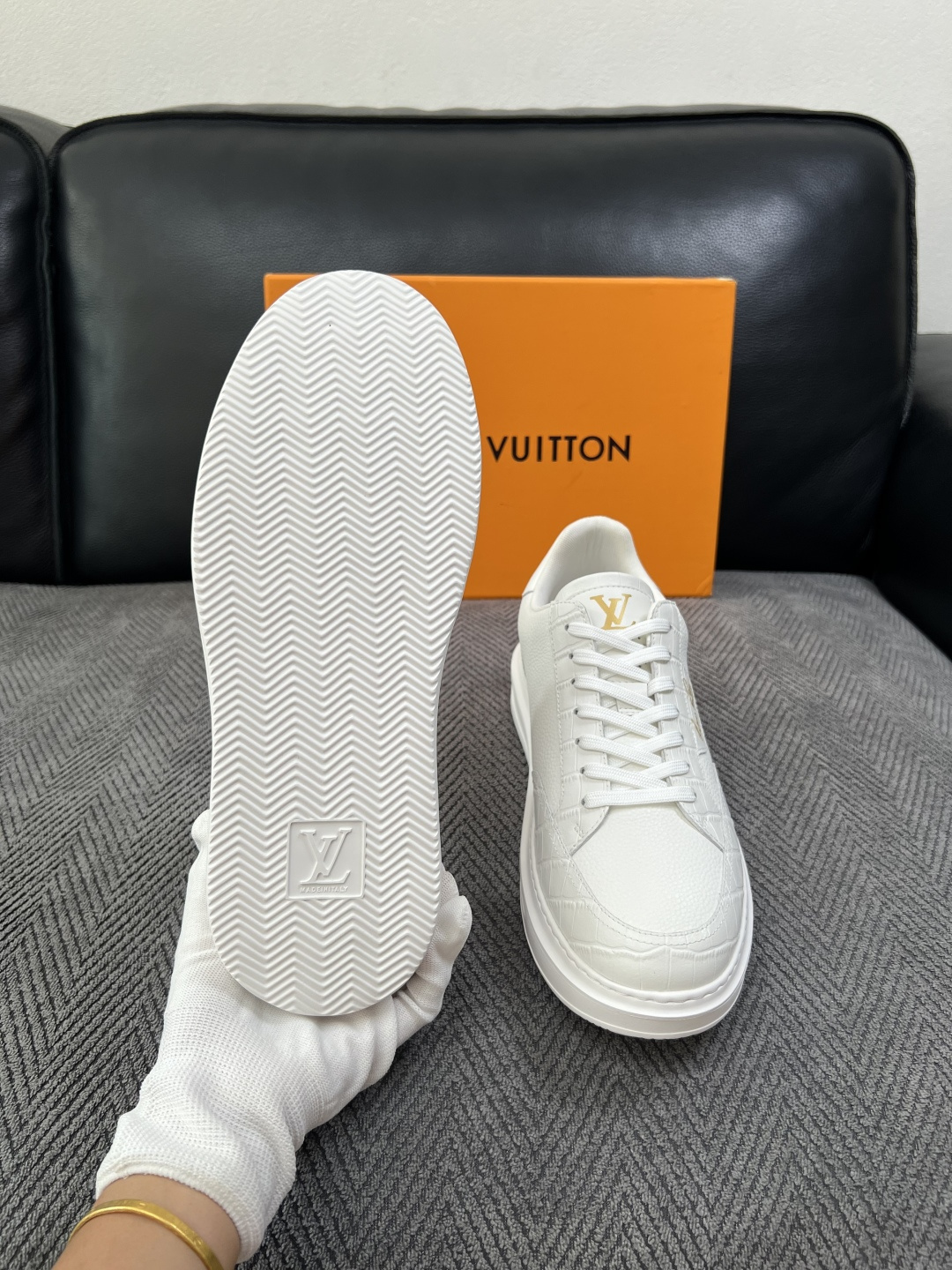 Lv  高品质  顶级工艺品  路易威登，运动板鞋专柜同步，鞋面意大利进口，高品质拼接缤纷色彩复杂工艺品，进口牛皮里垫柔