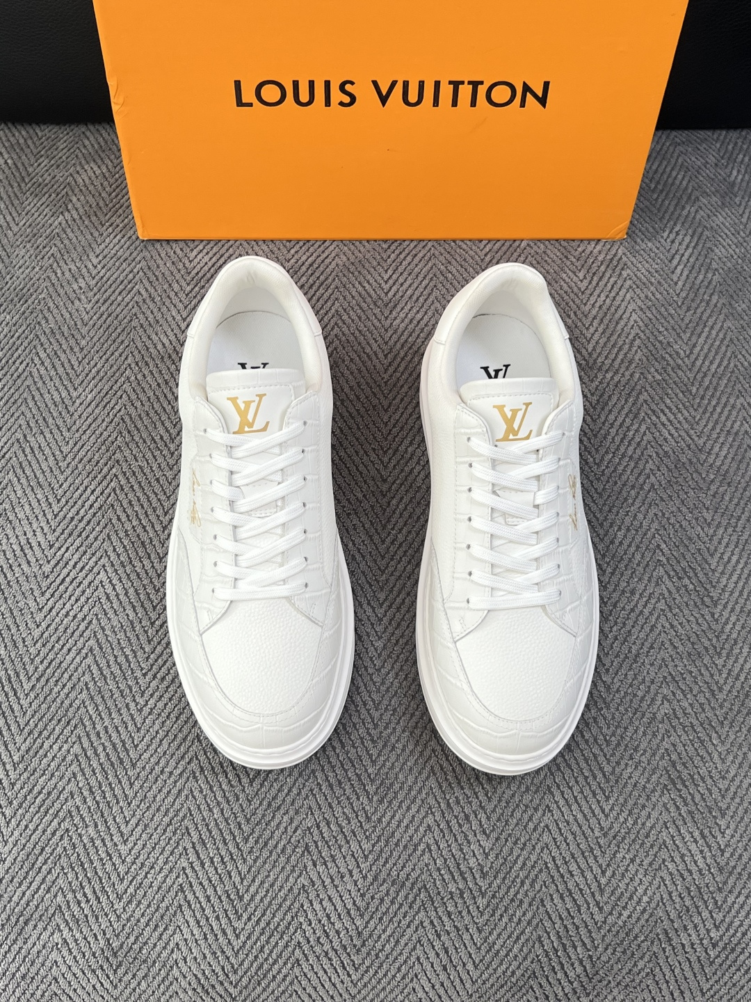 Lv  高品质  顶级工艺品  路易威登，运动板鞋专柜同步，鞋面意大利进口，高品质拼接缤纷色彩复杂工艺品，进口牛皮里垫柔