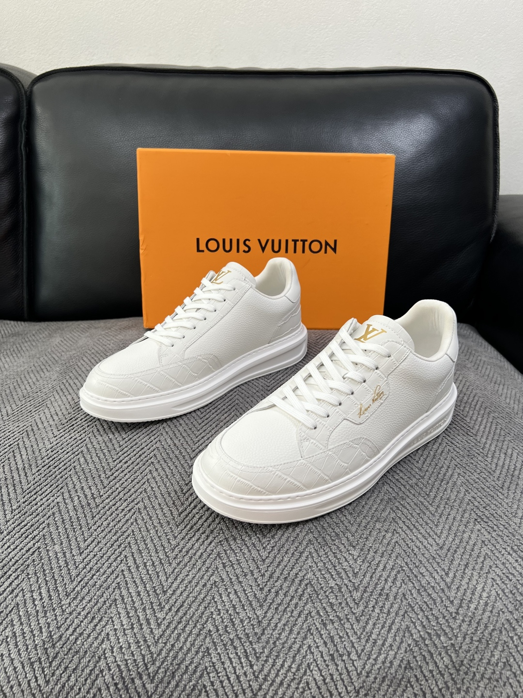 Lv  高品质  顶级工艺品  路易威登，运动板鞋专柜同步，鞋面意大利进口，高品质拼接缤纷色彩复杂工艺品，进口牛皮里垫柔