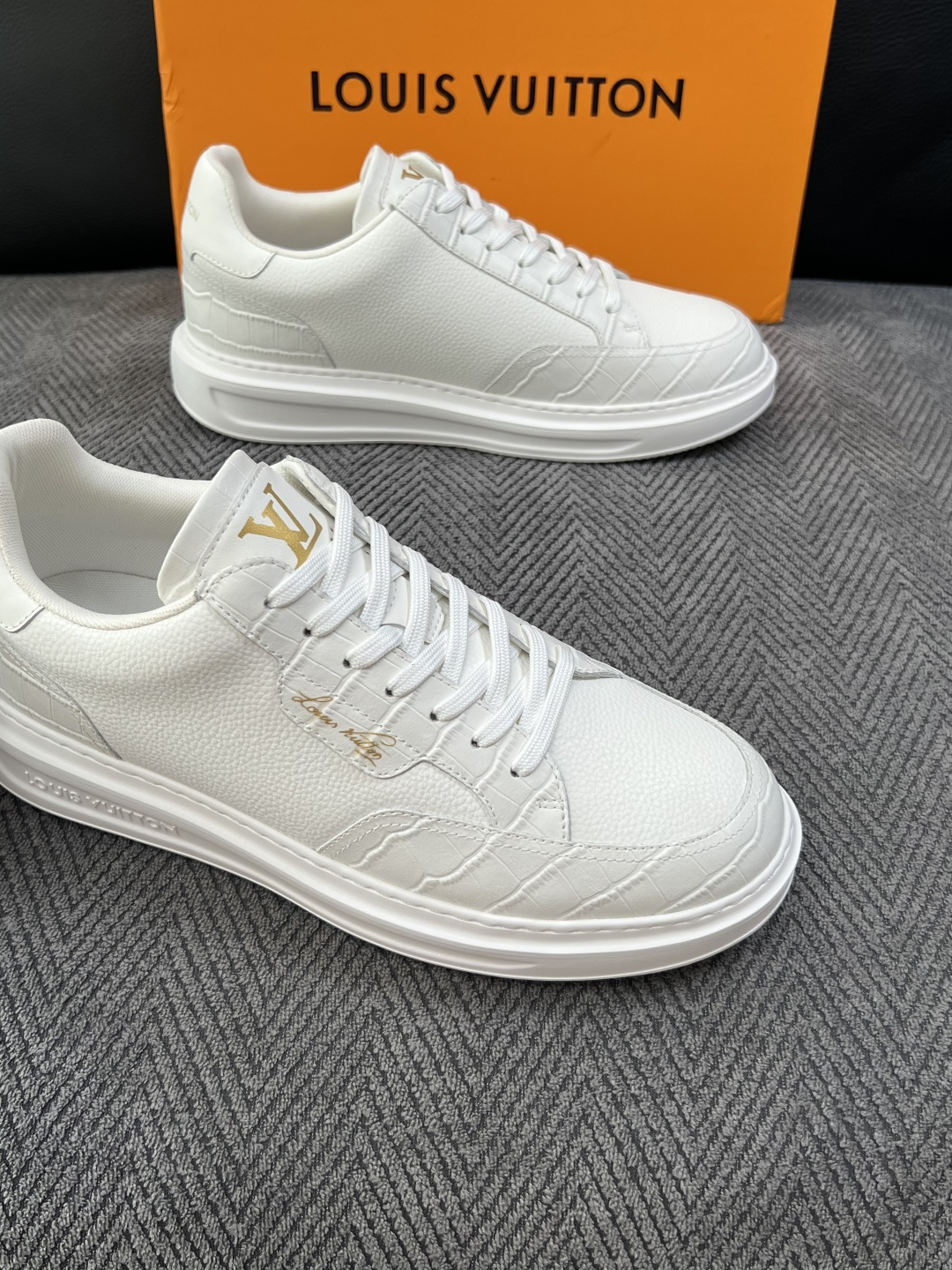 Lv  高品质  顶级工艺品  路易威登，运动板鞋专柜同步，鞋面意大利进口，高品质拼接缤纷色彩复杂工艺品，进口牛皮里垫柔