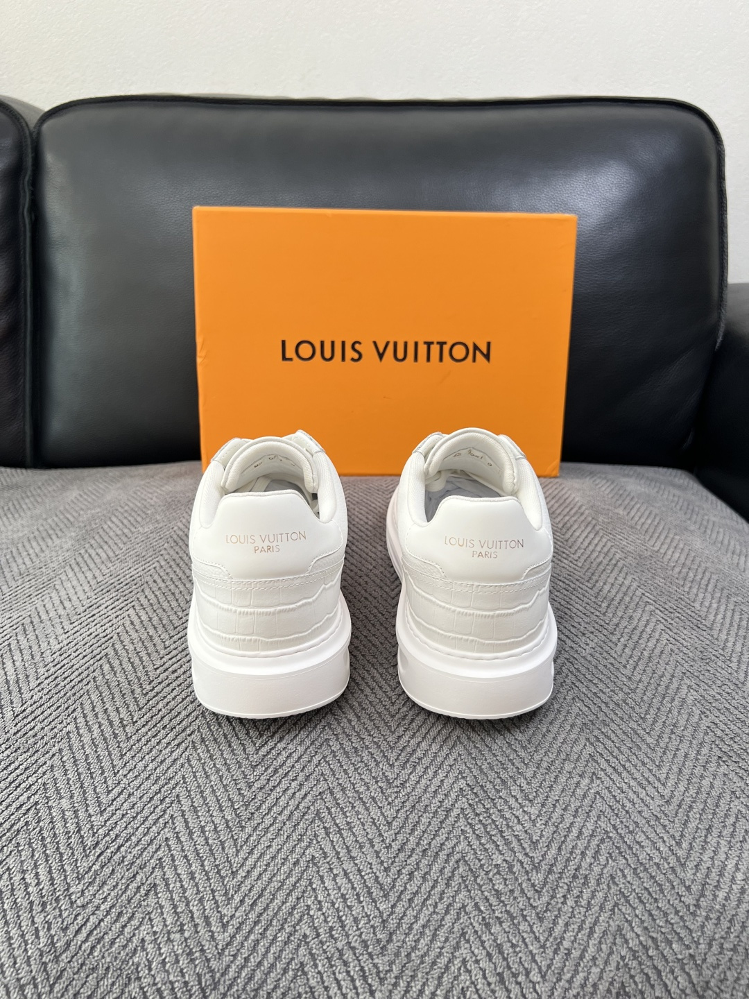 Lv  高品质  顶级工艺品  路易威登，运动板鞋专柜同步，鞋面意大利进口，高品质拼接缤纷色彩复杂工艺品，进口牛皮里垫柔