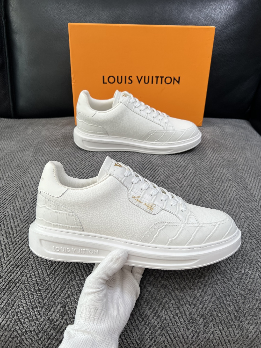 Lv  高品质  顶级工艺品  路易威登，运动板鞋专柜同步，鞋面意大利进口，高品质拼接缤纷色彩复杂工艺品，进口牛皮里垫柔