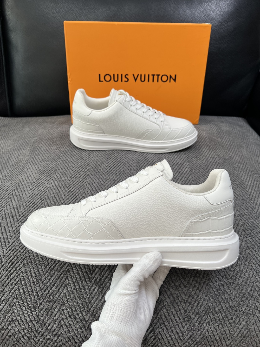 Lv  高品质  顶级工艺品  路易威登，运动板鞋专柜同步，鞋面意大利进口，高品质拼接缤纷色彩复杂工艺品，进口牛皮里垫柔