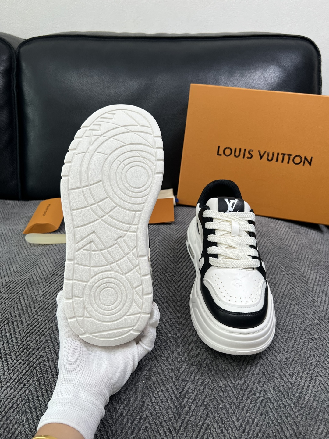 Lv  高品质  顶级工艺品  路易威登，运动板鞋专柜同步，鞋面意大利进口，高品质拼接缤纷色彩复杂工艺品，进口网布里垫柔