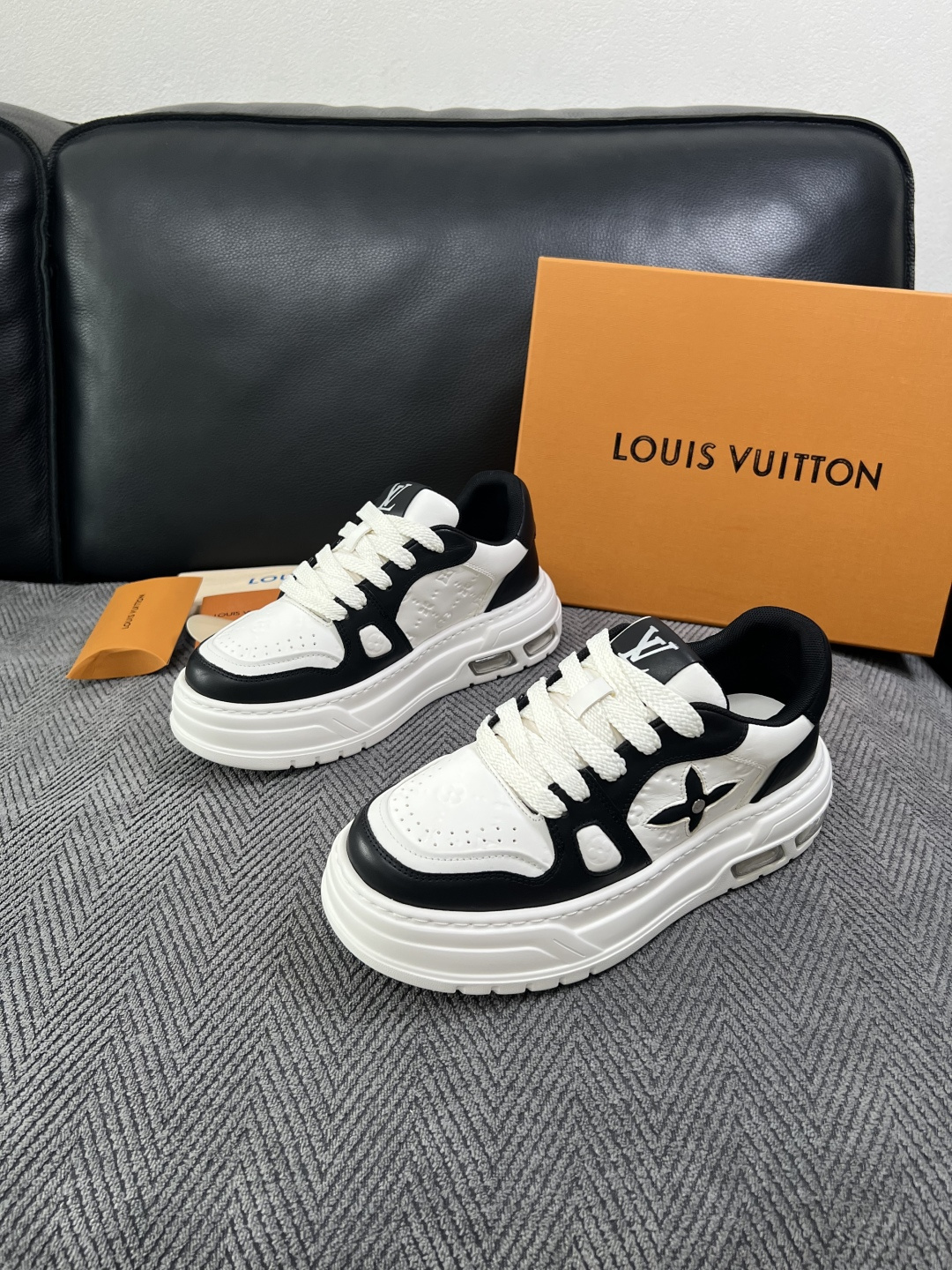 Lv  高品质  顶级工艺品  路易威登，运动板鞋专柜同步，鞋面意大利进口，高品质拼接缤纷色彩复杂工艺品，进口网布里垫柔