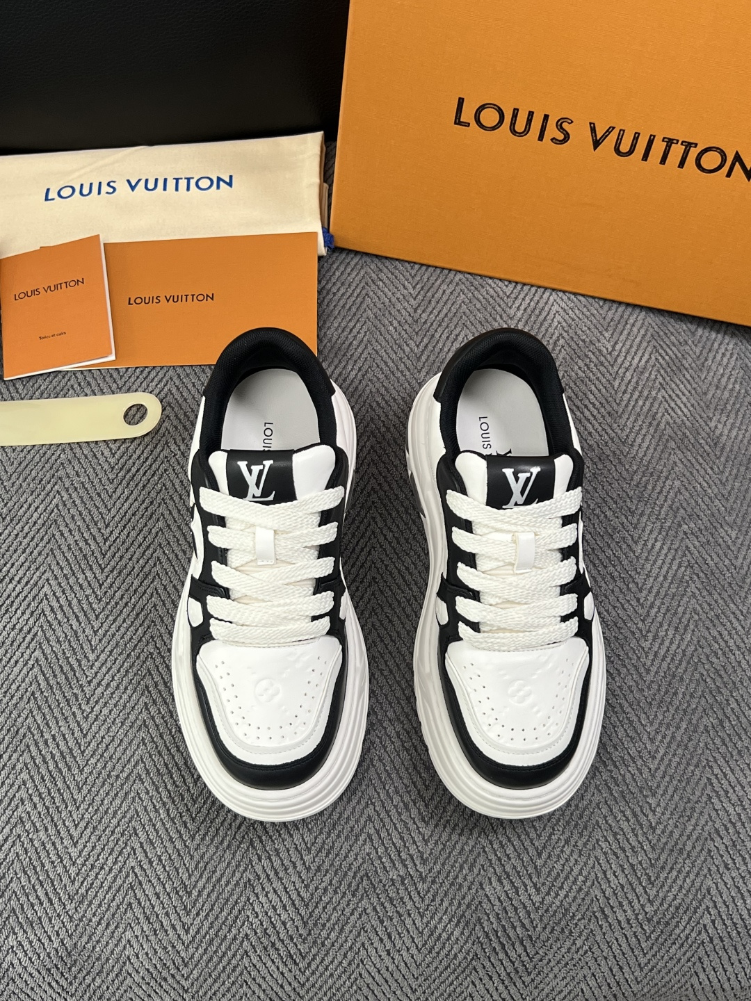 Lv  高品质  顶级工艺品  路易威登，运动板鞋专柜同步，鞋面意大利进口，高品质拼接缤纷色彩复杂工艺品，进口网布里垫柔