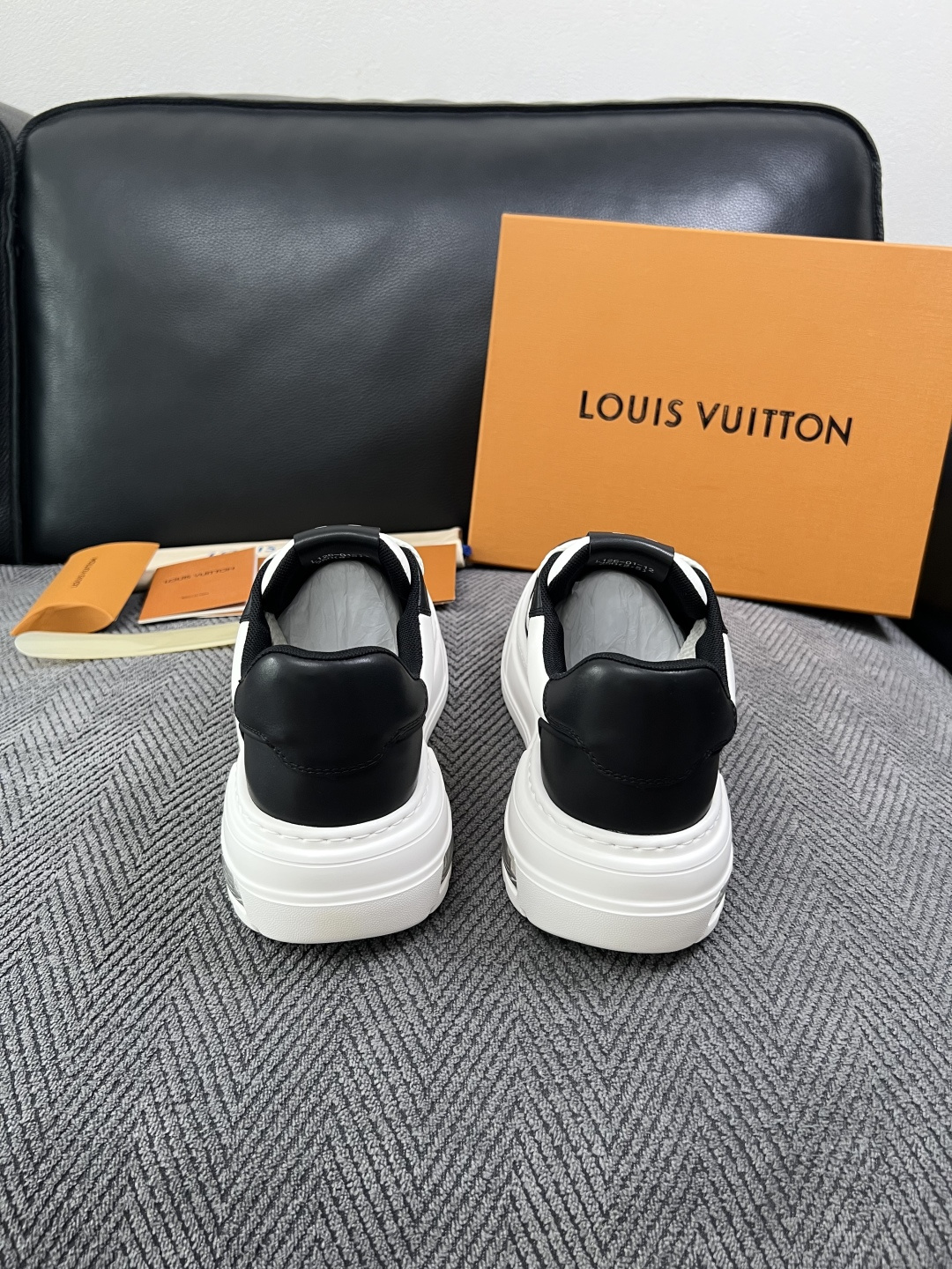 Lv  高品质  顶级工艺品  路易威登，运动板鞋专柜同步，鞋面意大利进口，高品质拼接缤纷色彩复杂工艺品，进口网布里垫柔